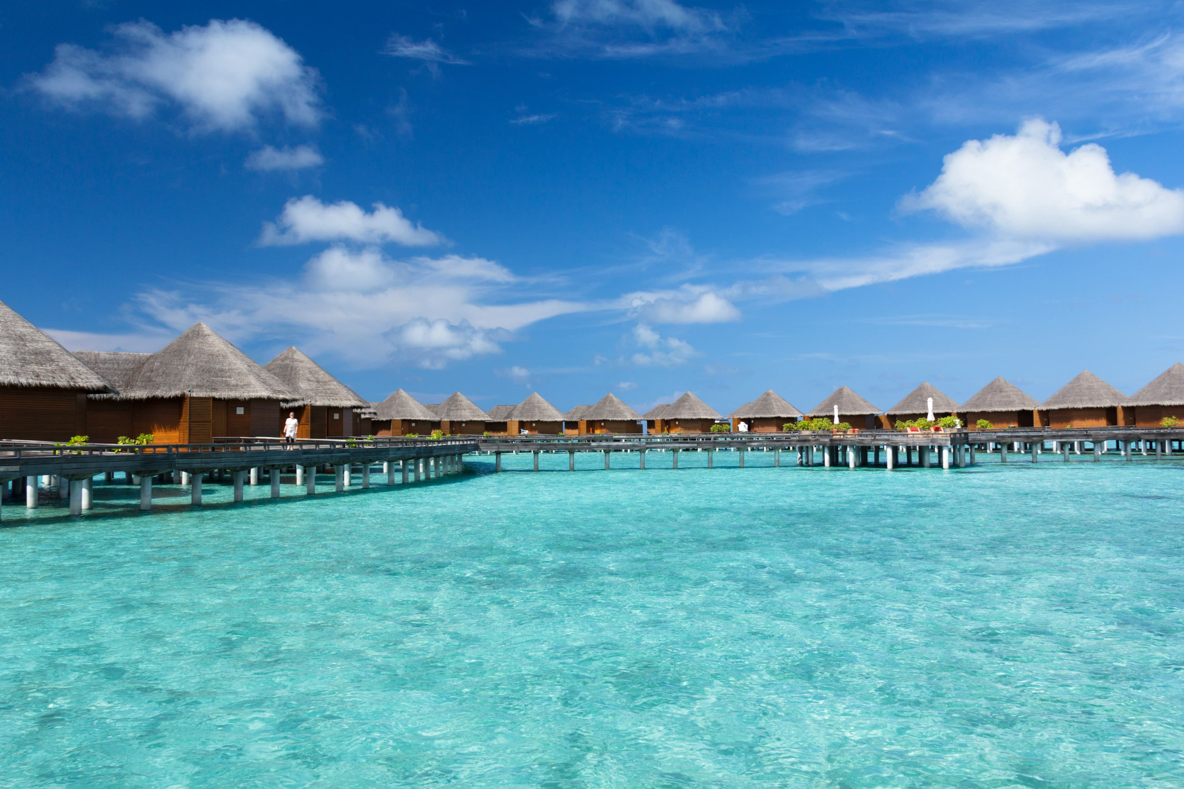 brown wooden house on blue water under blue sky during daytime egCye6ngbmA